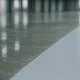 Glanzende gecoate bedrijfsvloer met epoxy-coating naast gepolijst beton