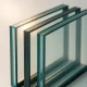 Drie HR++ glas drievoudig glas platen gestapeld met isolatielagen en argonvulling, zonlicht erdoor.
